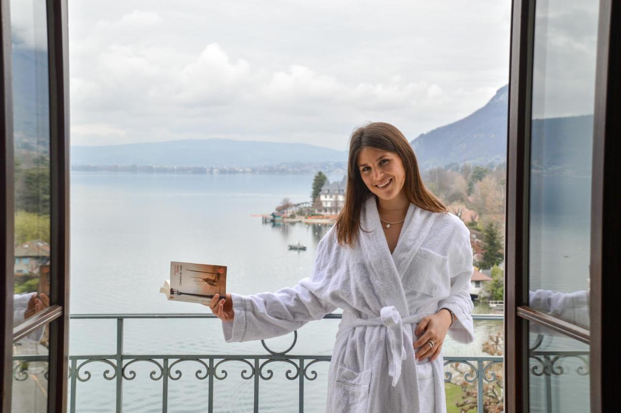 Le Palace De Menthon Εξωτερικό φωτογραφία A woman wearing a bathrobe