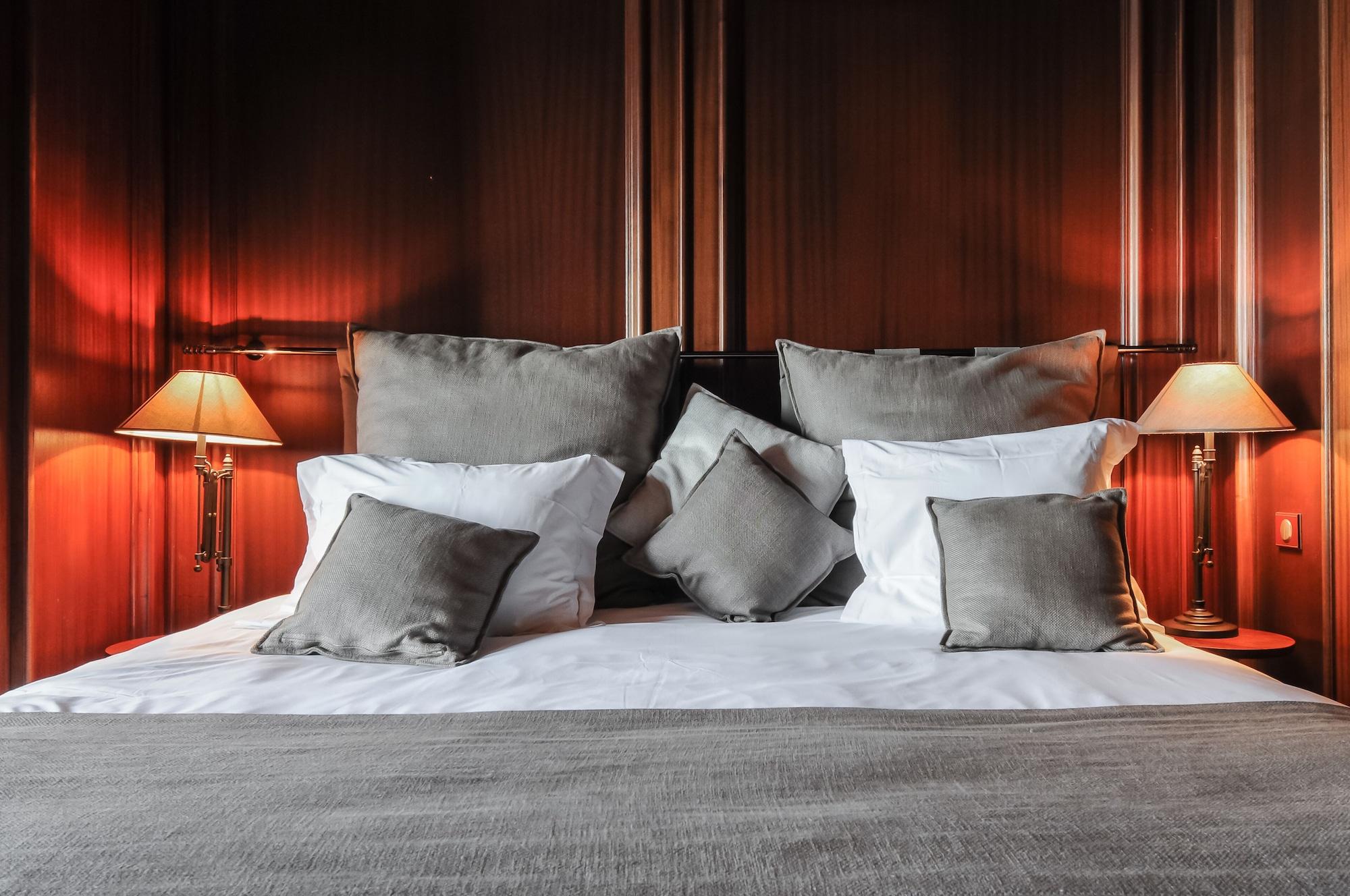 Le Palace De Menthon Εξωτερικό φωτογραφία A bed with cushions