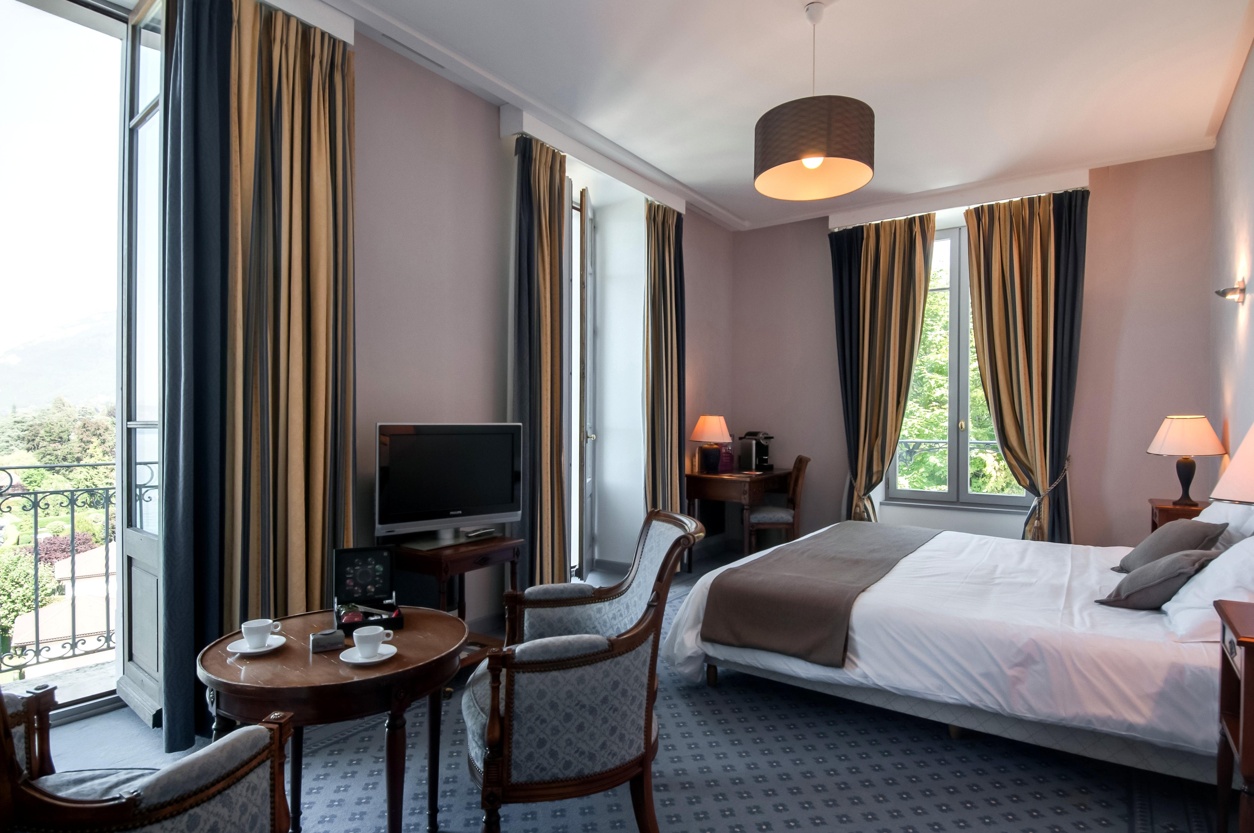 Le Palace De Menthon Εξωτερικό φωτογραφία A room at the hotel