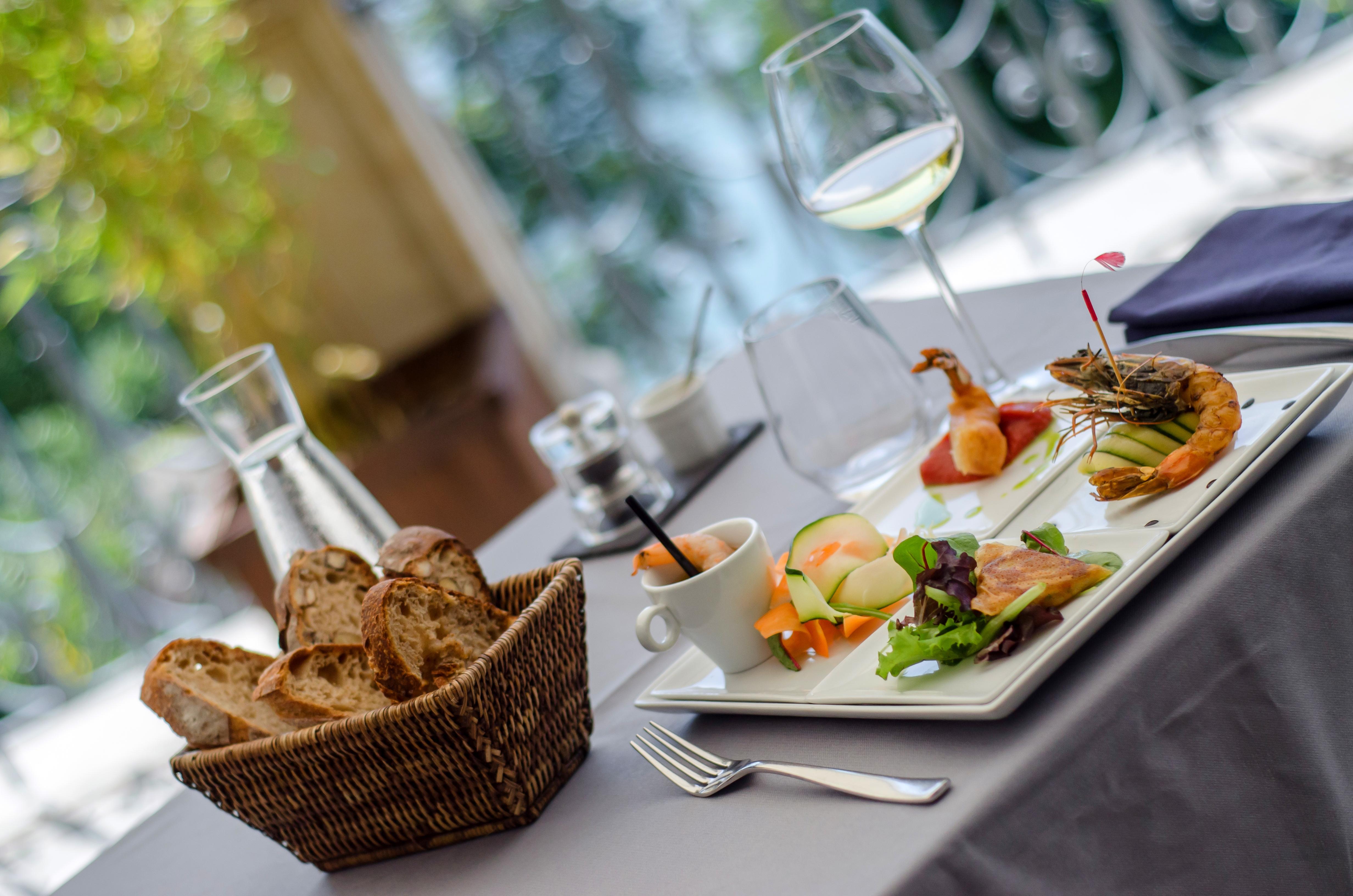 Le Palace De Menthon Εξωτερικό φωτογραφία A typical meal at a restaurant