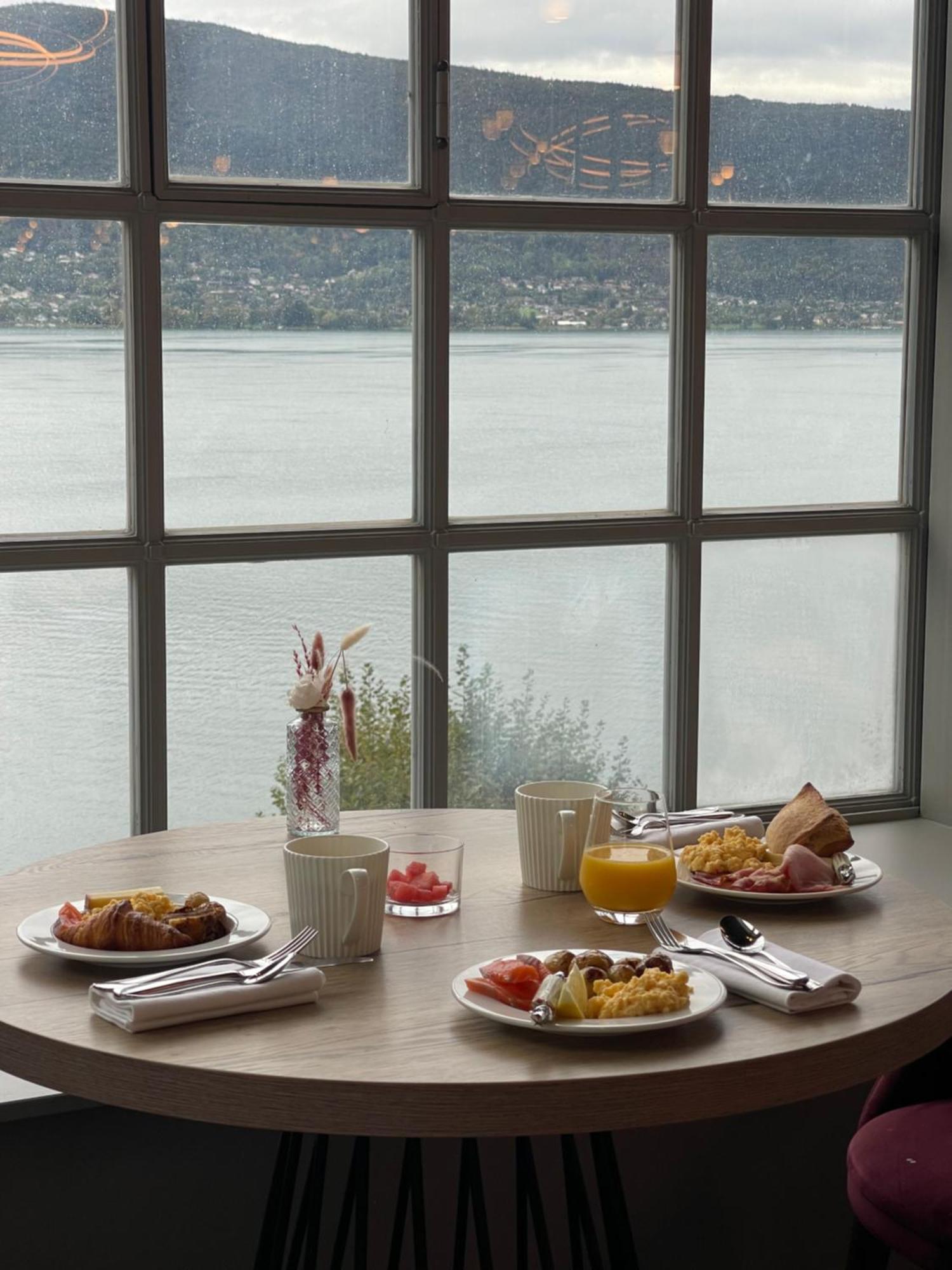 Le Palace De Menthon Εξωτερικό φωτογραφία A breakfast table