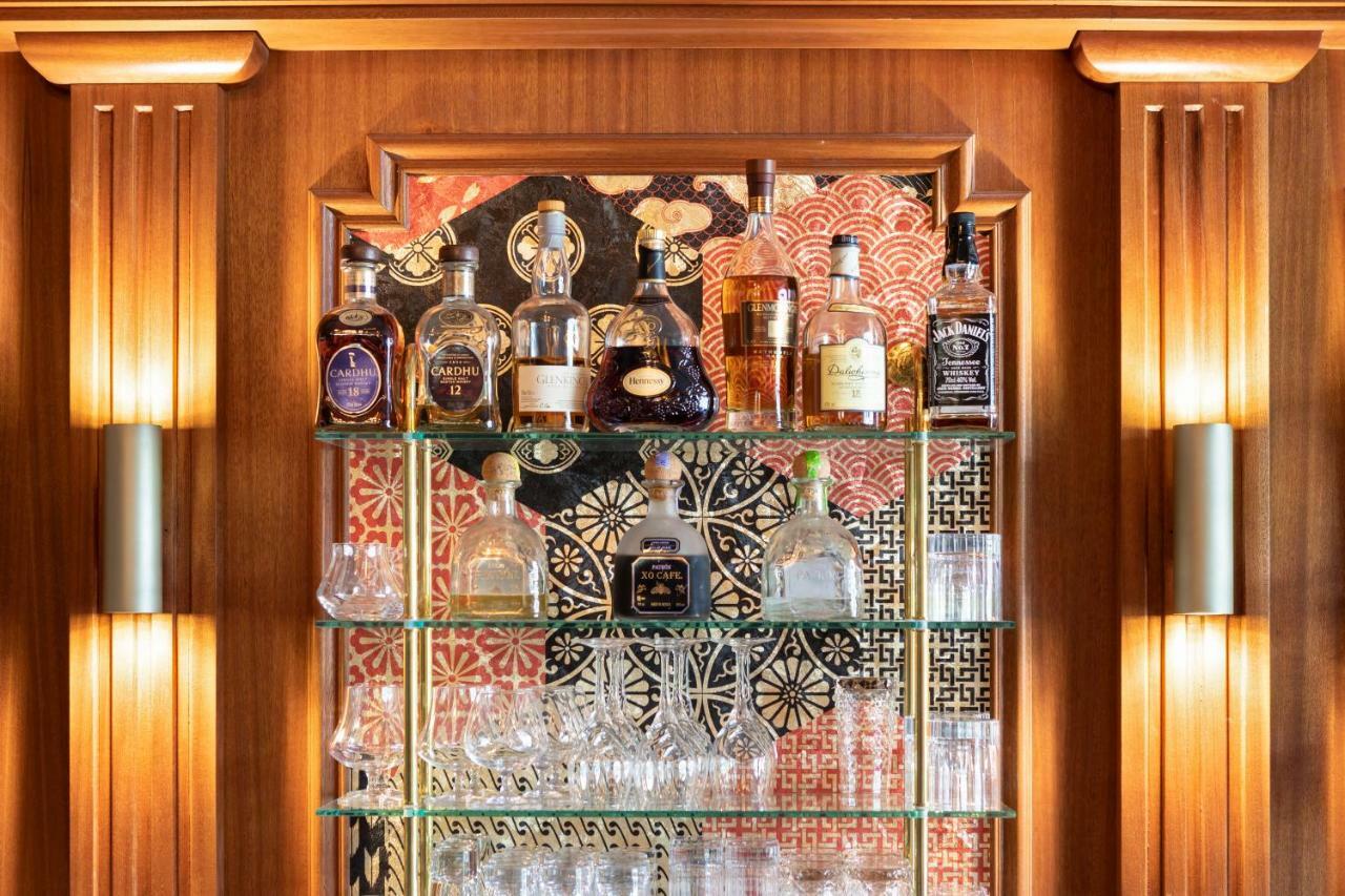 Le Palace De Menthon Εξωτερικό φωτογραφία A bar in a hotel